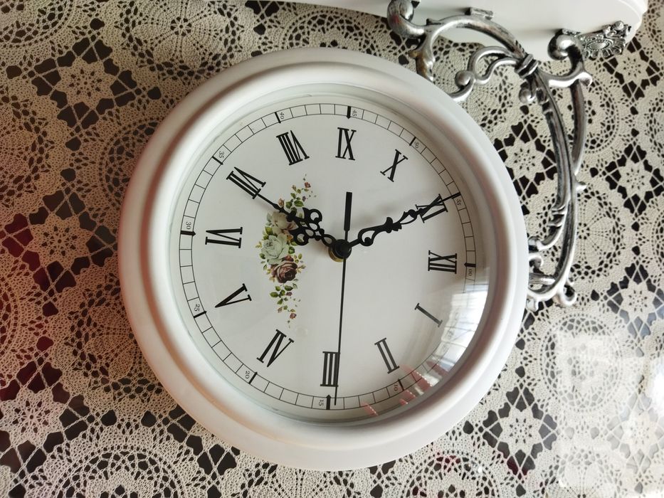 Продам часы двухсторонние.