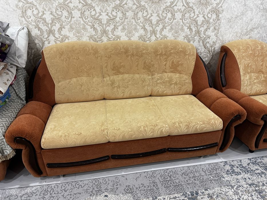 Продается диван с креслами.