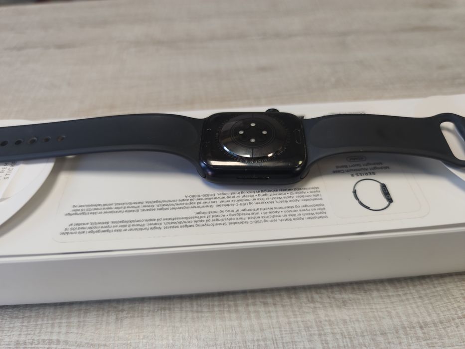 Apple watch series 8 45mm black 96% battery
