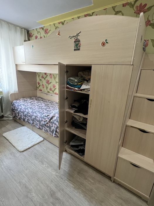 Продам кровать 2-х ярусную и уголок школьника