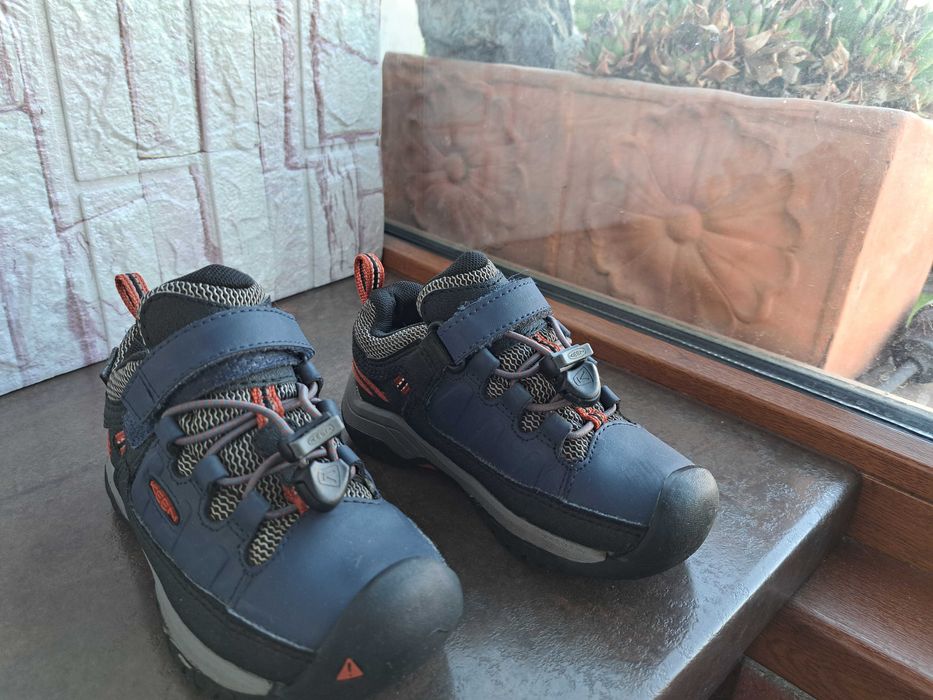 маратонки за момче,кожени кецове,спортни обувки Keen,номер25/26