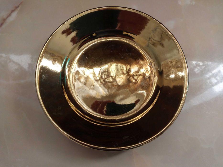 Вазы и золотая тарелка по 25 тыс 1шт