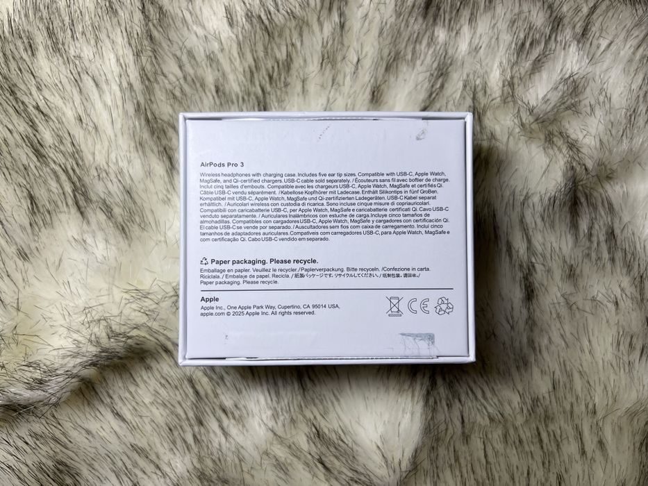Casti Apple AirPods Pro 3 - ca noi