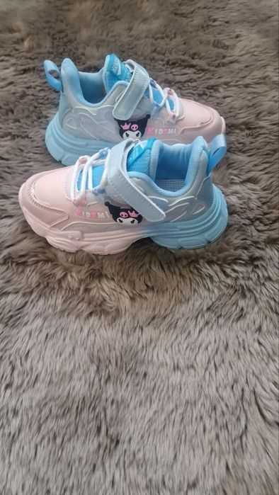 Adidași fetite!.