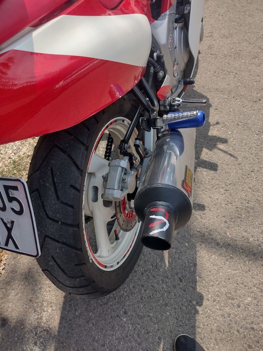 Motocicleta Yamaha FZR 600