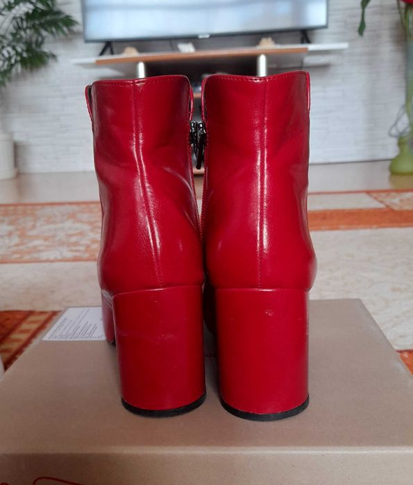 Ghete rosii, mar. 35, Bershka