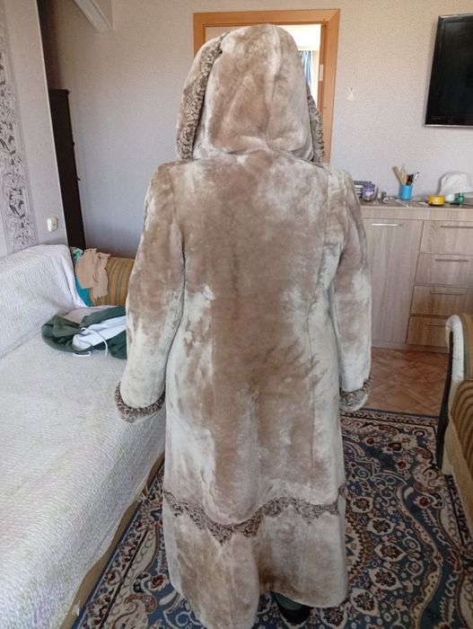 Продаю 2 шубы. Цигейка