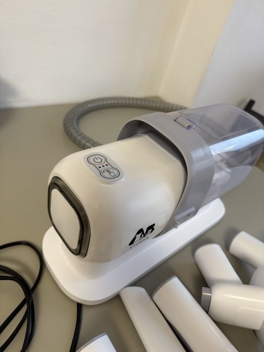 Pet grooming kit and vacuum