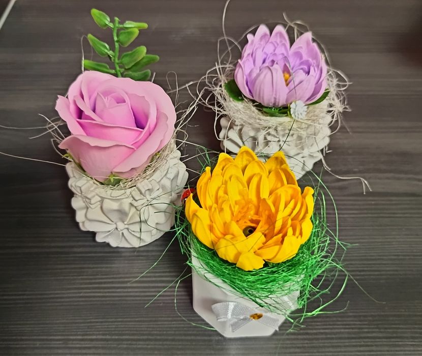 Кашпи със сапунени цветя