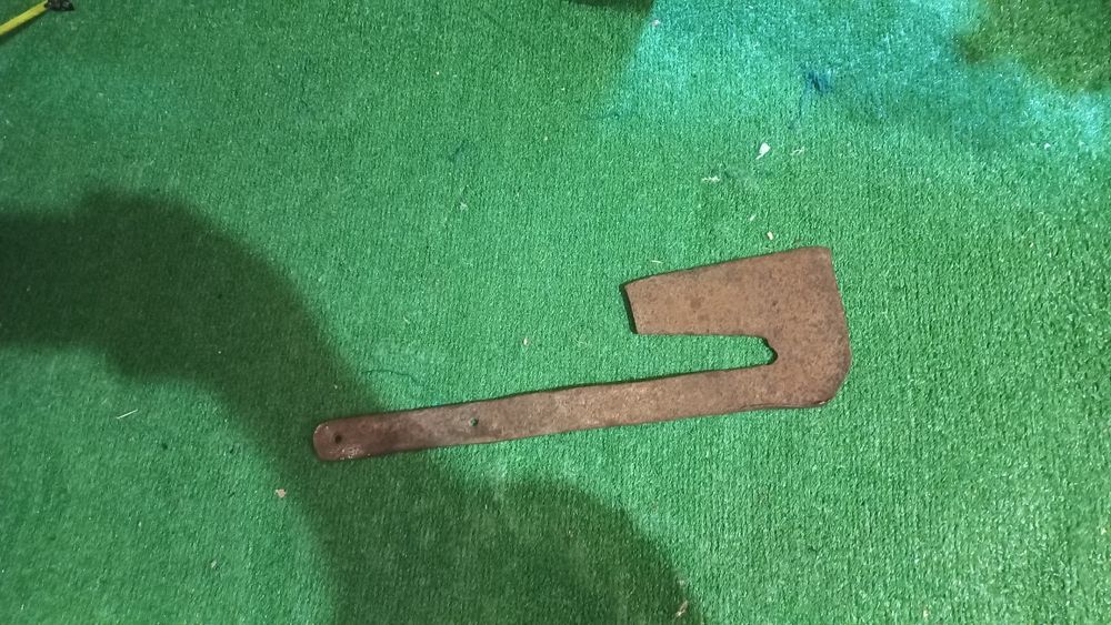 Стара кована брадва