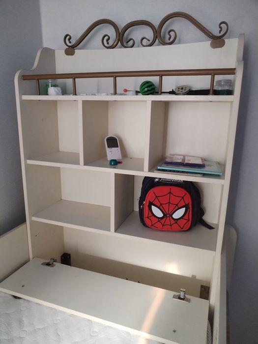 кровать с матрасом  в отличном состоянии