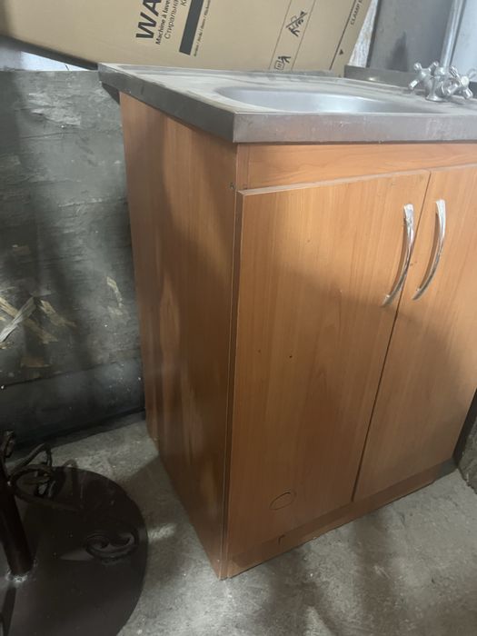 Продается шкаф с раковиной  новые