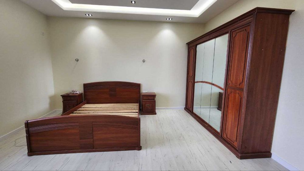 Продаеться Спальный гарнитур Большой