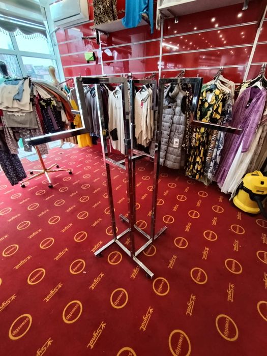 Vand obiecte pentru magazin de haine