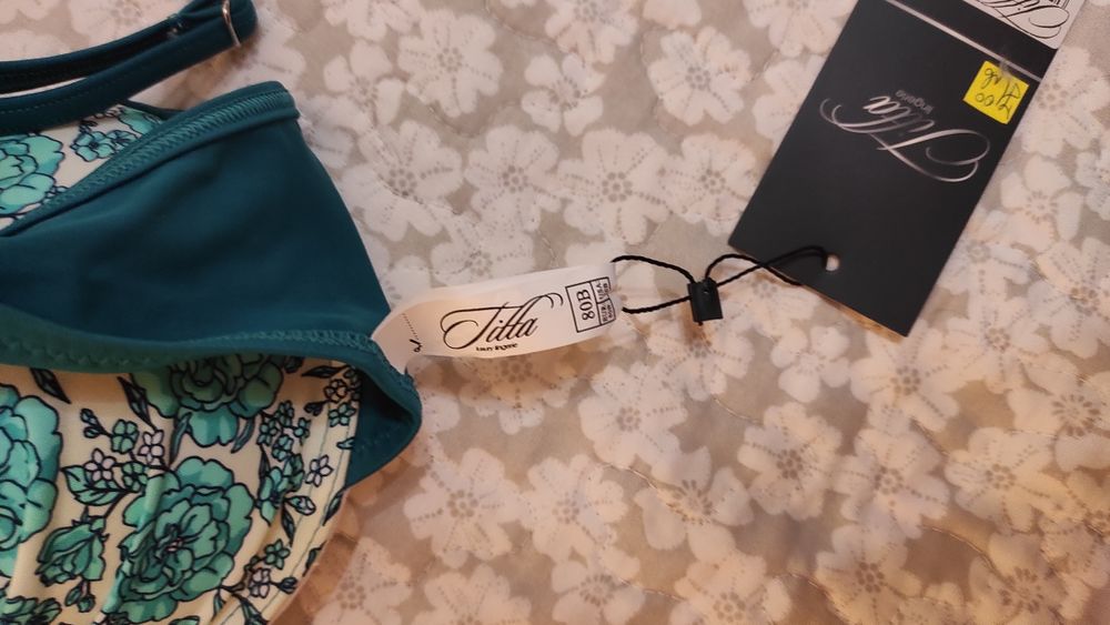 Бански костюм от две части.