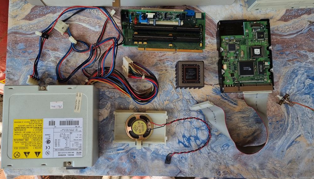 Lot componente PC vechi / industriale – placă de bază, sursă, unități floppy/CD, piese retro