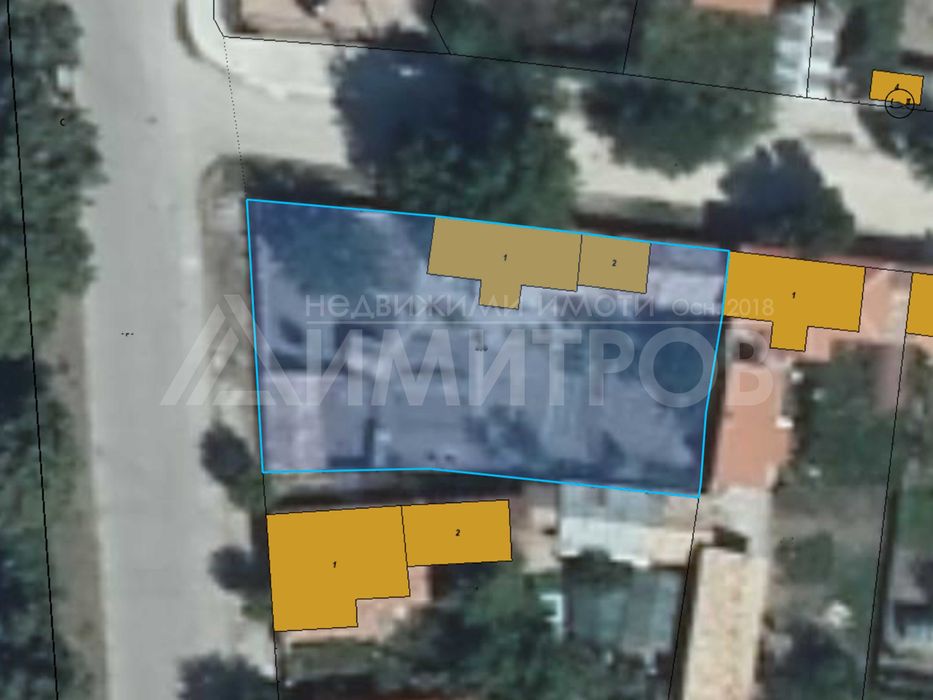 Продава напълно самостоятелна къща с двор в гр. Нови пазар в Добруджанския квартал на града.