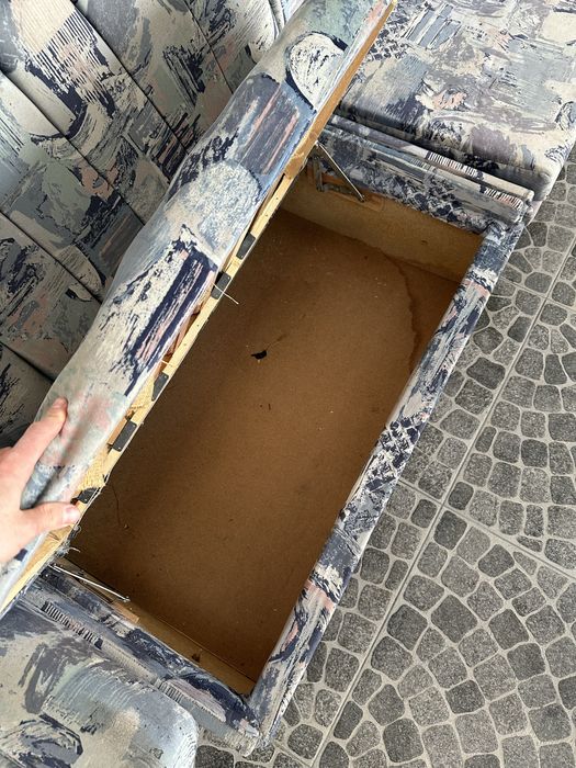 Canapea 3locuri modesta, o parte extensibila cu spatiu depozitare