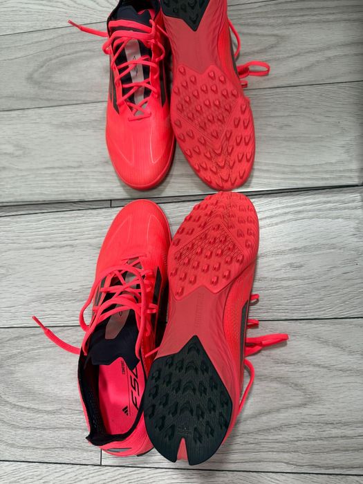 Ghete de fotbal pentru gazon sintetic