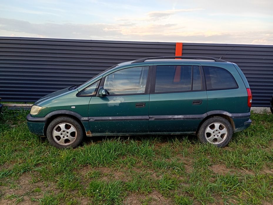 Se vind 2 mașini Opel Zafira