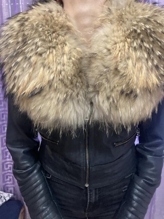 Продавам яке от естествена кожа с яка от лисица