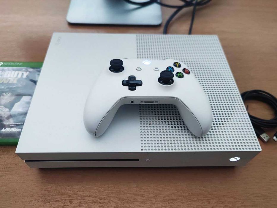 Xbox One S с джойстик, кабели и подарък игра