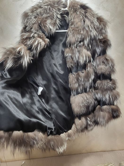 Vand haina de blana naturala 100% superba din vulpe( Silver Fox)autentica de o calitate  superioara deosebita si moderna. Sistem de închidere dasco.
