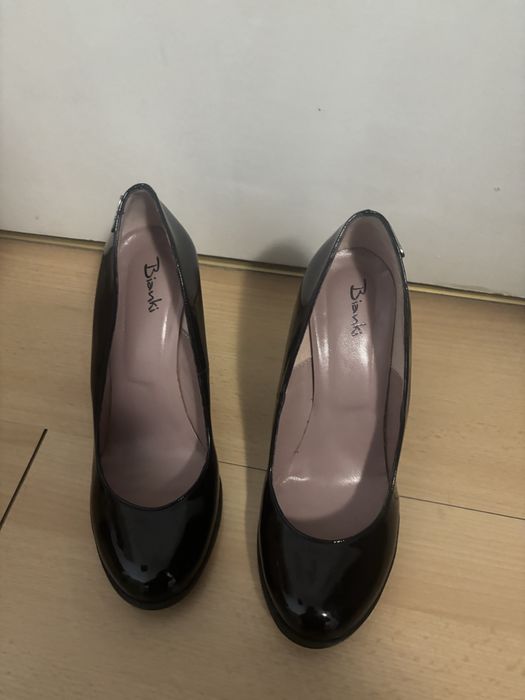 Черни лачени обувки на платформа