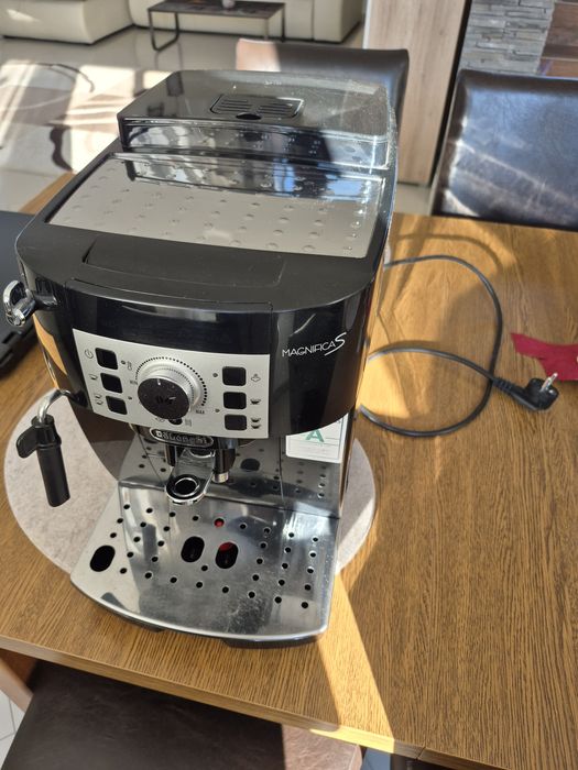 Vand aparat cafea Delonghi magnifica S