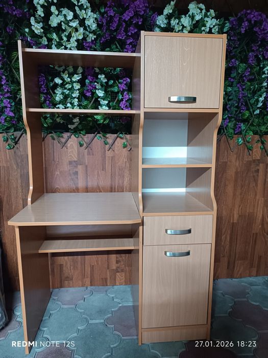 Компьютерный стол с полками