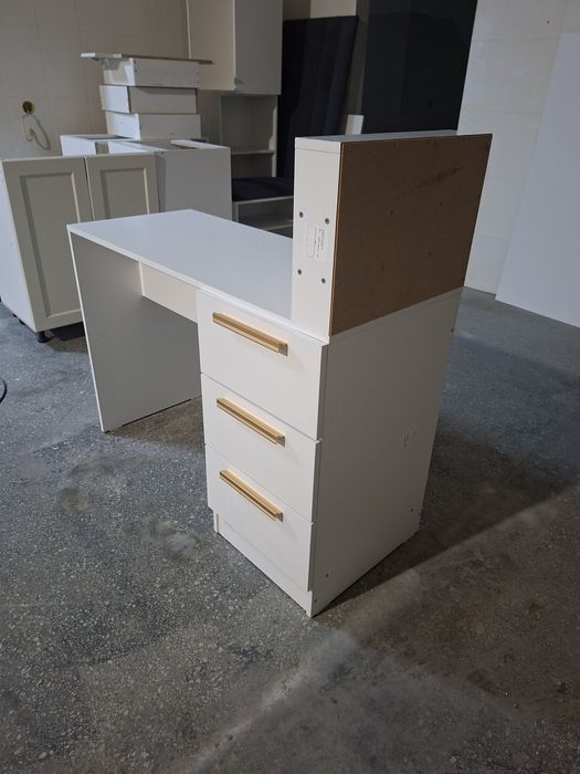 Маникюрный стол новый