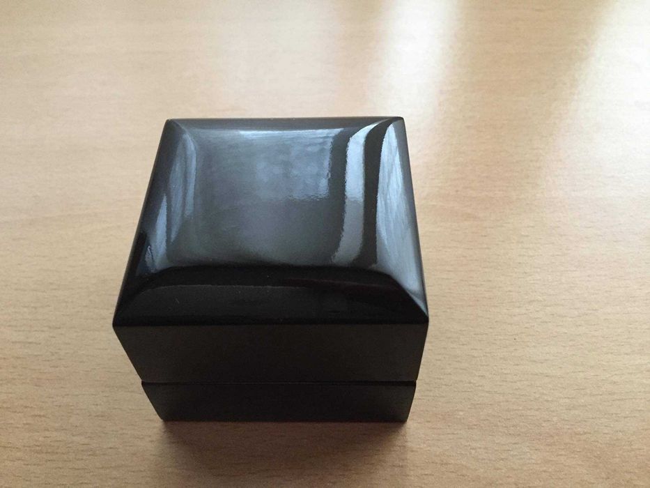 Златен годежен пръстен с естествени диаманти