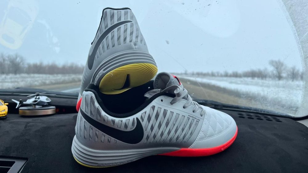 кроссовки для футбола