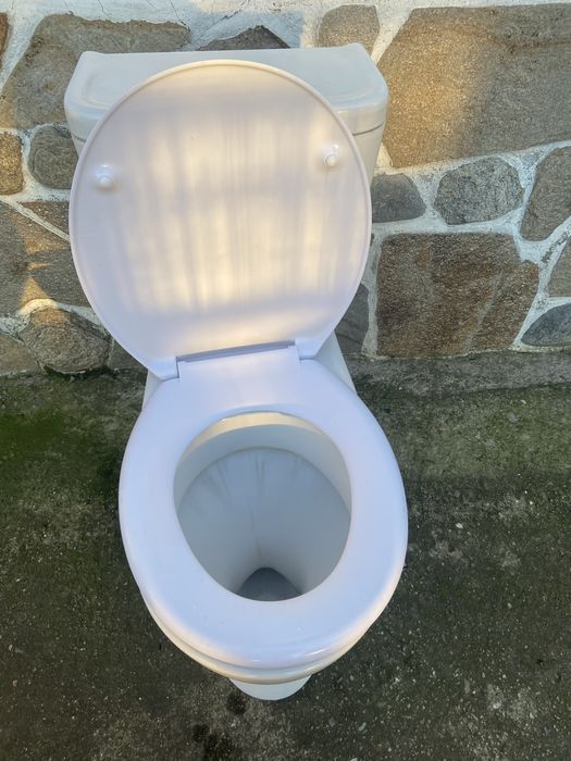 Мивки .Тоалетна чиния и казанчета..