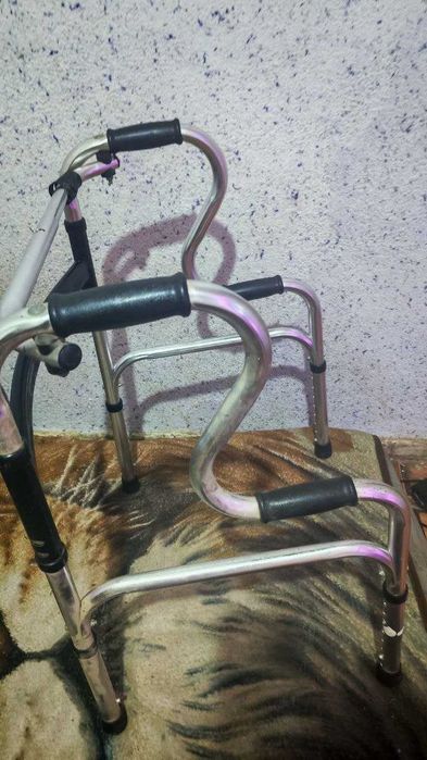 Ходунки для пожилых людей.