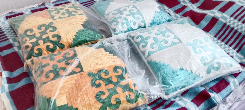 Подушки жастық орнаментпен