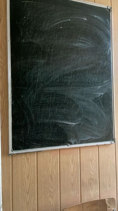 Школьная меловая доска и офисные стулья