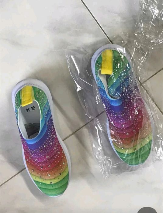 Цветни маратонки