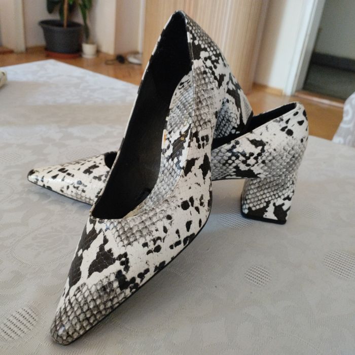 Нови затворени обувки.