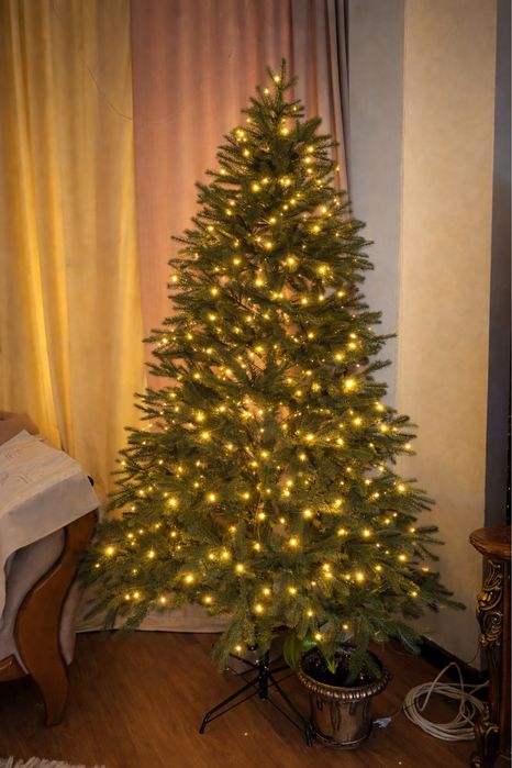 В продаже новогодняя елка