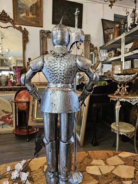 Cavaler medieval în armură-