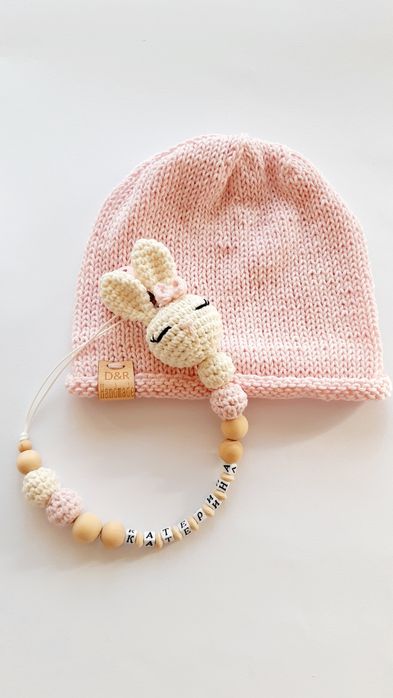 Ръчно плетен комплект/шапчица,клипс,дрънкалка