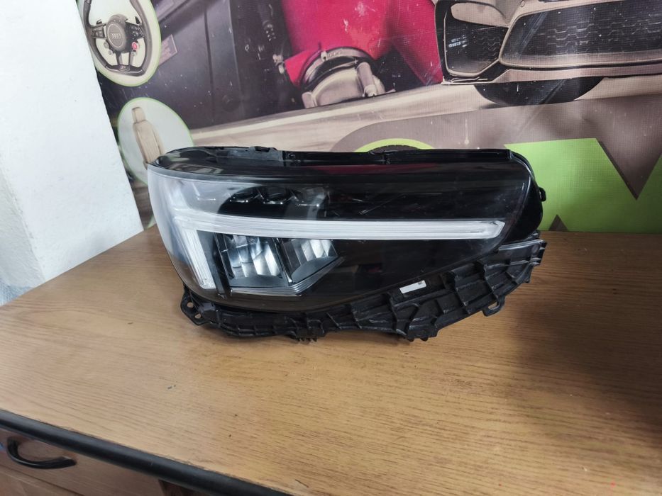 Far Volvo XC 40, C40 model facelift 2023+