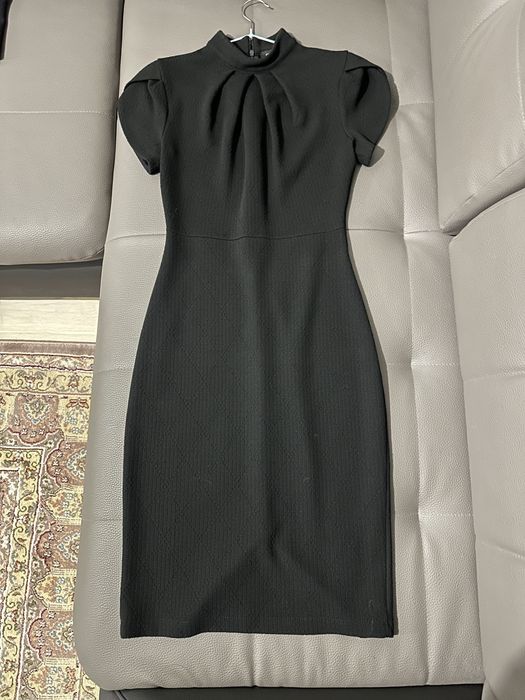 Черное платье обтягивающее