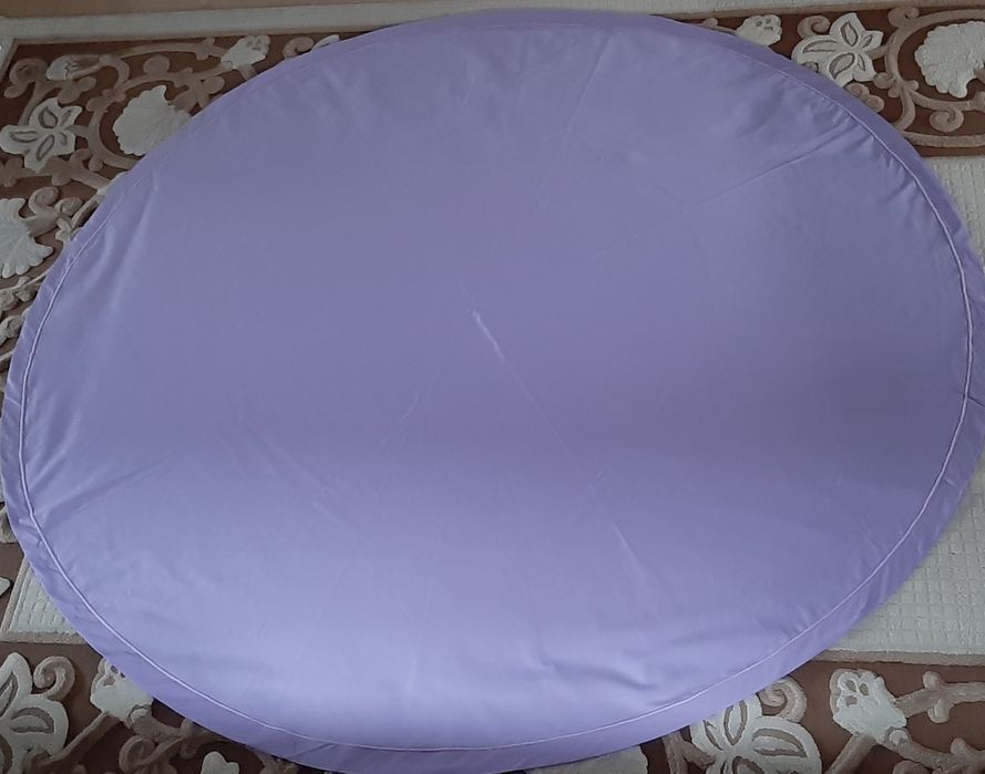 Fata de masa culoarea lavandei