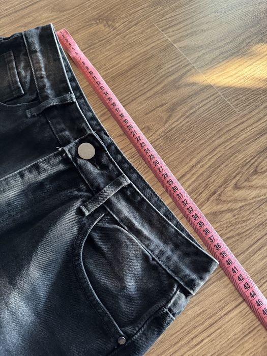 Blugi cu petice rosii