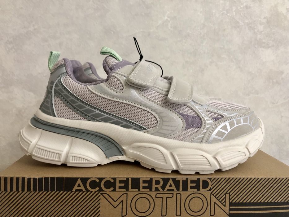 Новые. Стильные весенние кроссовки.