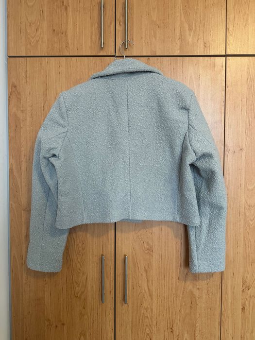 Късо дамско палто в сиво букле