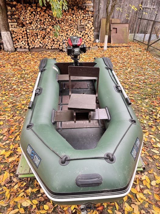 Barcă Pneumatică Aqua-Storm STM-300 + Motor Powermat 6.5 CP – Echipată Pescuit & Agrement