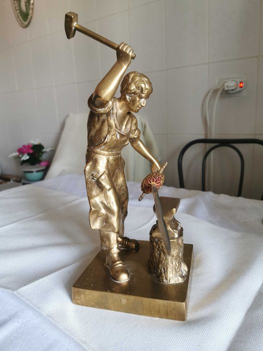 Statueta Fierar ascute sabia